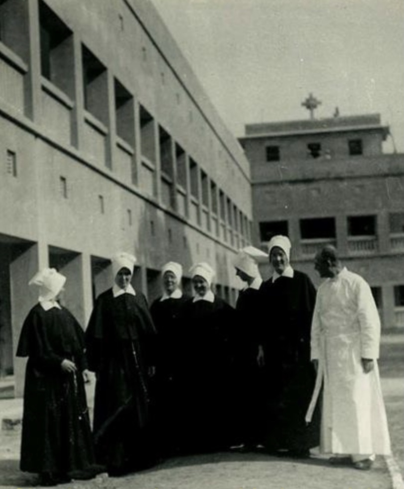 Six pioneer sisters with the parish priest of Mokama at Nazareth Hospital in 1948. Via : SCN Family