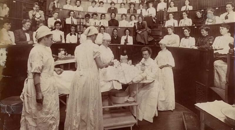 Students in the operating amphitheatre of the Woman's Medical College of Pennsylvania in 1903.