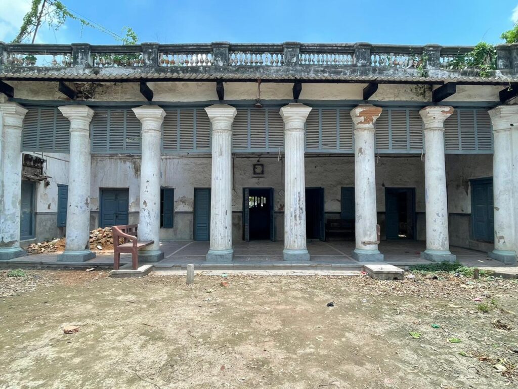 The building was made around 1872 and the renovation was done later in 1964, the year of Nehru's death. The Darwaza is said to be made by the brothers Munshi Qamruddin and Munshi Sirajuddin. Today, it is maintained and taken care of by the children and grandchildren of Abdus Salam Sahab and Haji Akhtar Sahab.