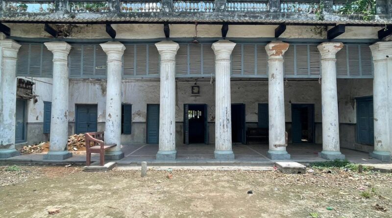 The building was made around 1872 and the renovation was done later in 1964, the year of Nehru's death. The Darwaza is said to be made by the brothers Munshi Qamruddin and Munshi Sirajuddin. Today, it is maintained and taken care of by the children and grandchildren of Abdus Salam Sahab and Haji Akhtar Sahab.